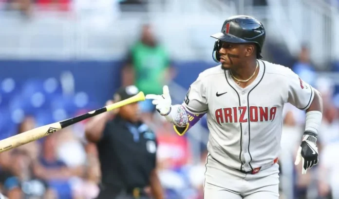 Geraldo Perdomo celebra su jonrón en juego.