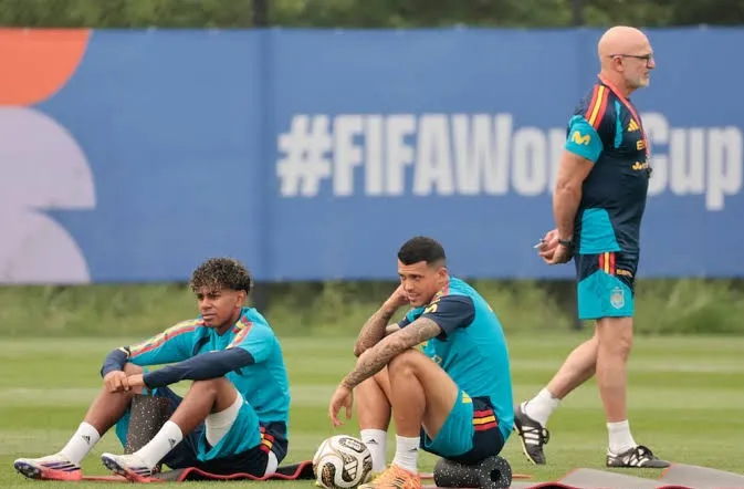 Lamine Yamal y Pedro Porro entrenan juntos.