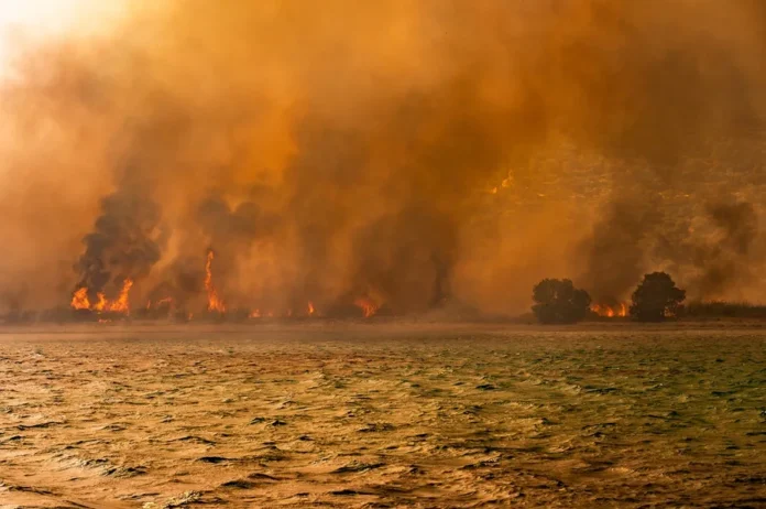 Incendio en estadio de Atenas cubre humo.