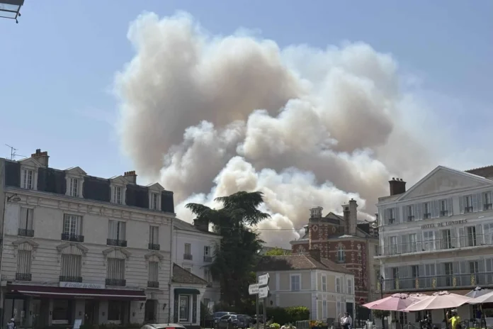 Incendio forestal en Fontainebleau, Francia.