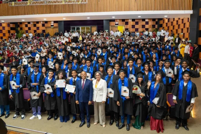 Bachilleres reciben carnets de aprendizaje vial.