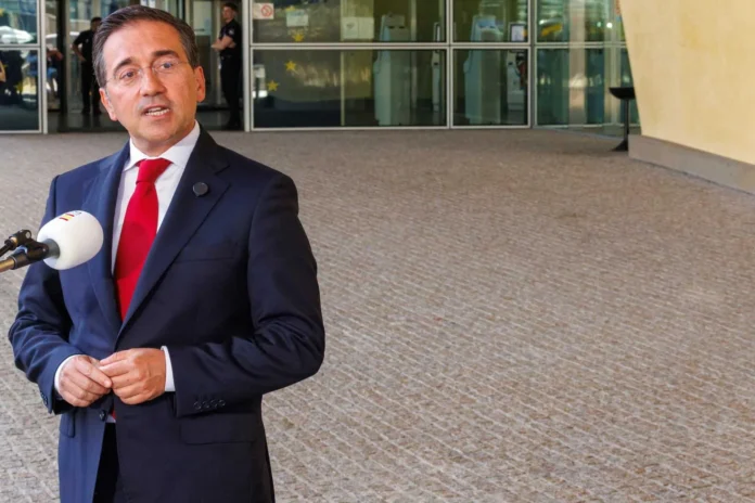 Albares discute seguridad en Medio Oriente.