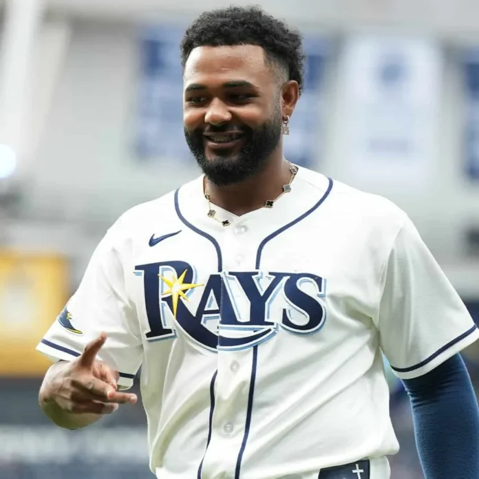 Junior Caminero celebra su jonrón 25.