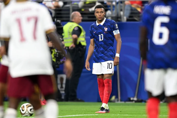 Mbappé busca consuelo tras Mundial decepcionante.