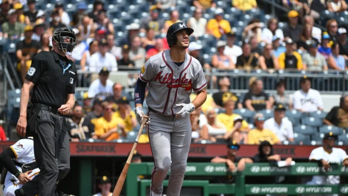 Matt Olson celebra jonrón en victoria de Bravos.