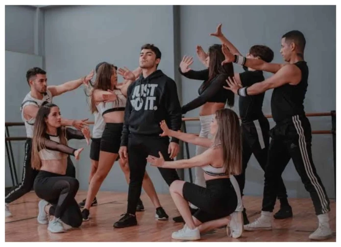 Clases de salsa mejoran salud mental jóvenes.