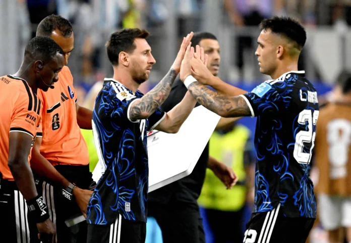 Argentina elige entre Lautaro y Álvarez