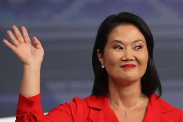 Keiko Fujimori recibe credenciales presidenciales en Perú.