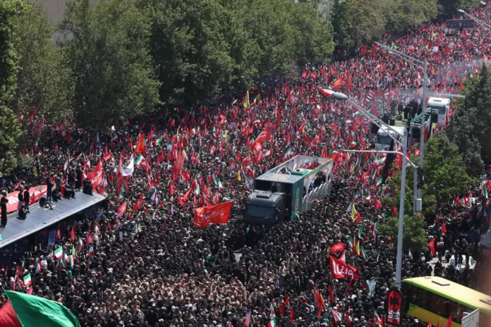 Multitud en funeral de Alí Jamenei.