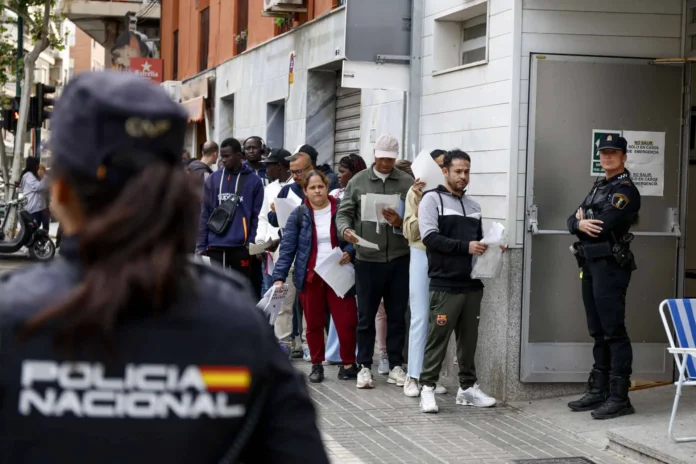 Migrantes enfrentan estafas en España.