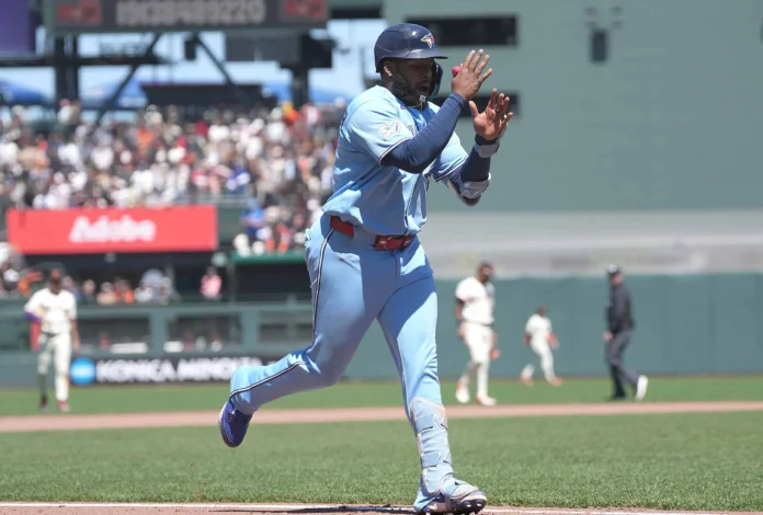 Vladimir Guerrero Jr. celebra su jonrón.