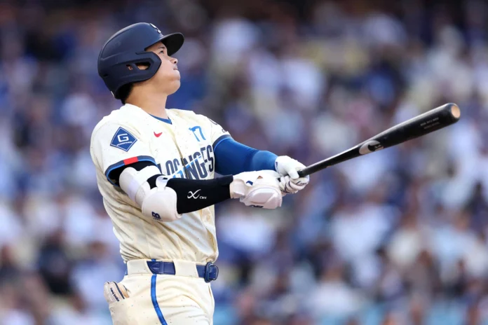 Ohtani celebra su jonrón número 299.