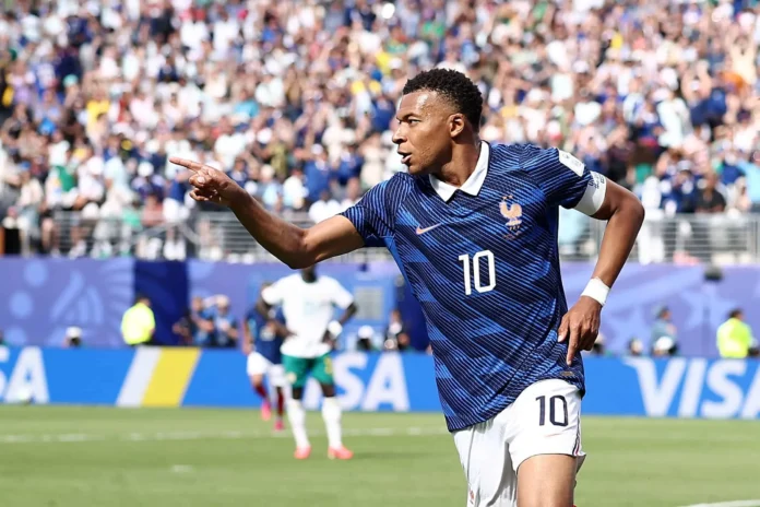Mbappé desmiente rumores de romance con Rau.