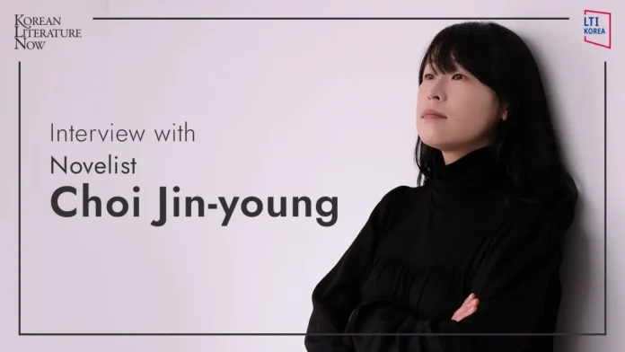 Choi Jin-Young presenta su nueva novela.