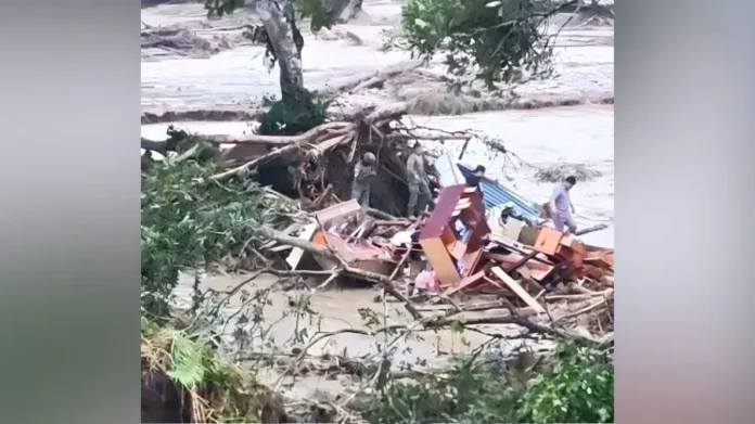 Aluvión en Ecuador deja víctimas y daños.