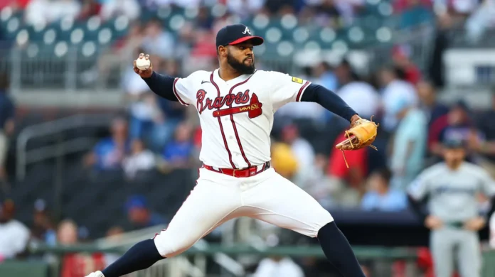 Reynaldo López lanza con éxito para Bravos.
