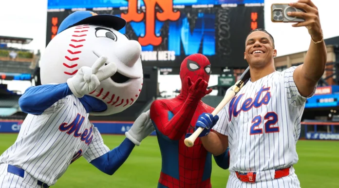Juan Soto y Hombre Araña en Citi Field
