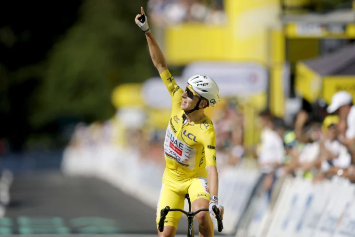 Tadej Pogacar celebra su victoria en el Tour.