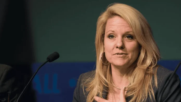 Gwynne Shotwell dona 320 millones a menores