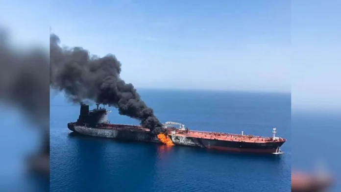 Proyectil impacta buque petrolero en Ormuz.