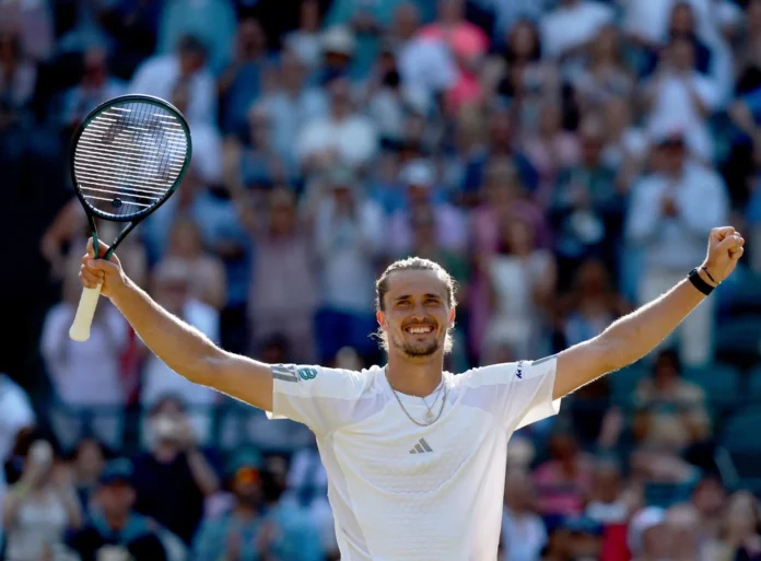 Zverev celebra su victoria en Wimbledon.