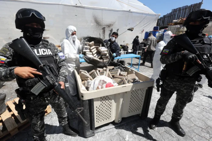 Cápsulas detonantes halladas en vehículo ecuatoriano.