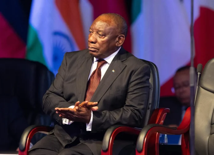 Ramaphosa rechaza restricciones de viaje por ébola