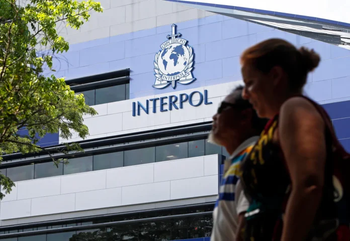 Detención masiva contra el fraude internacional.