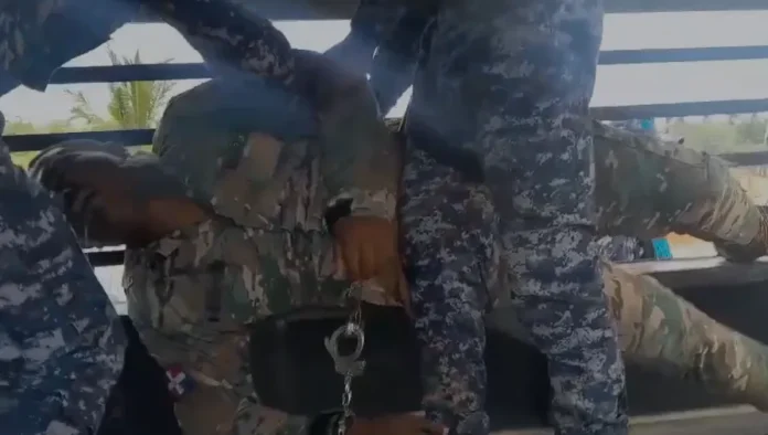 Sargento del Ejército detenido en desalojo.