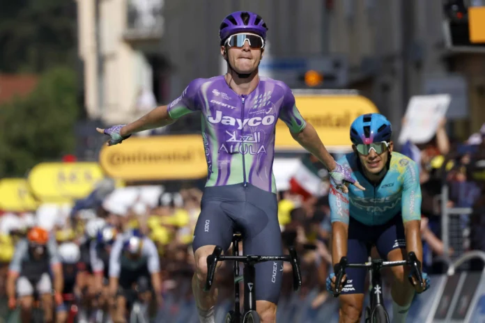 Mauro Schmid celebra su victoria en el Tour.