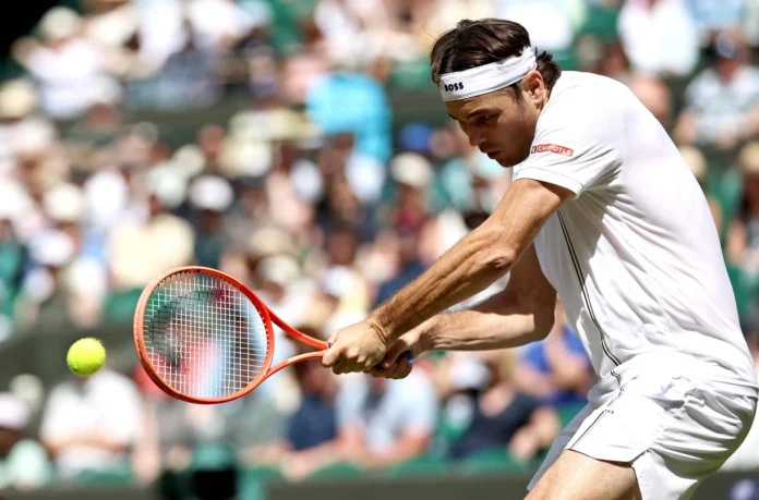 Taylor Fritz celebra su victoria en Wimbledon.