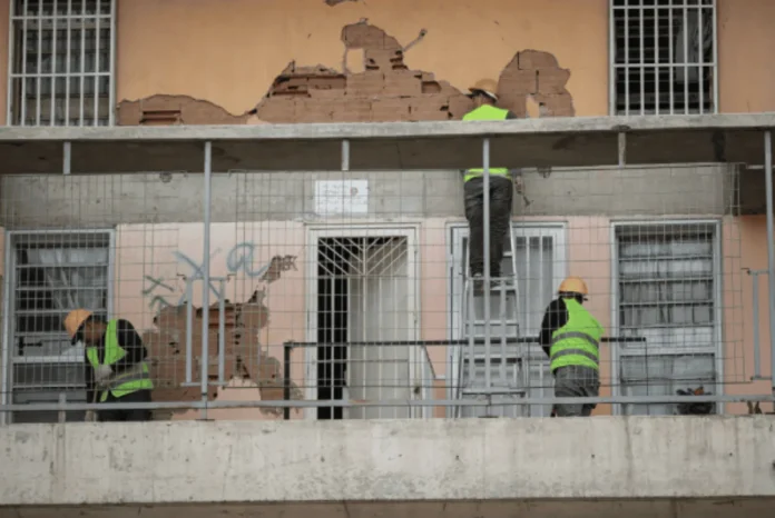Venezuela entrega casas tras sismos devastadores.
