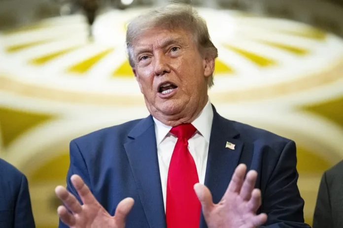 Trump bromea sobre ser comunista histórico