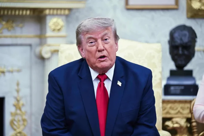Trump regresa en avión antiguo por precaución.