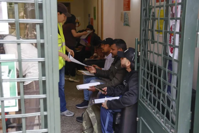 Migrantes trans en España actualizan documentos.