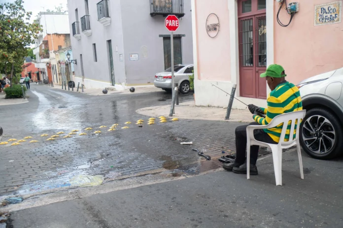 Agua brotando en calle Meriño, Santo Domingo.