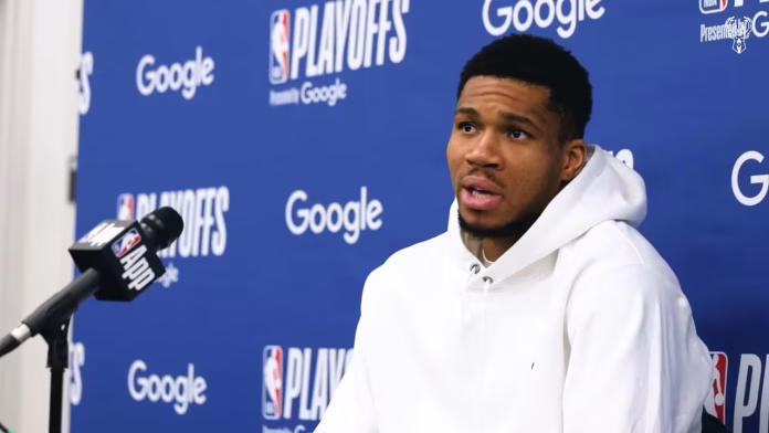 Giannis Antetokounmpo con su nueva camiseta 7.