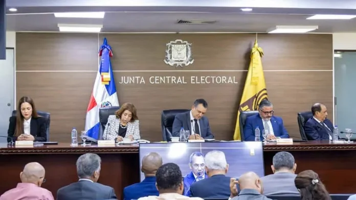 JCE pausa evaluación de reglamento de encuestas