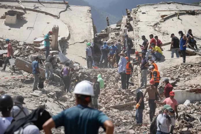 Rescate de personas tras terremotos en Venezuela