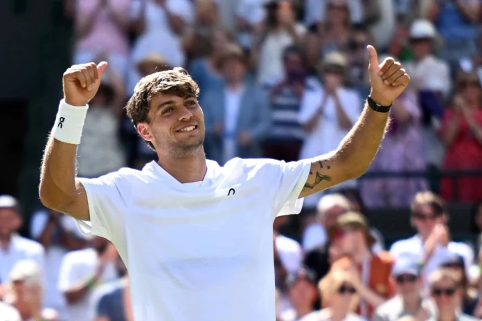 Cobolli avanza a cuartos en Wimbledon.