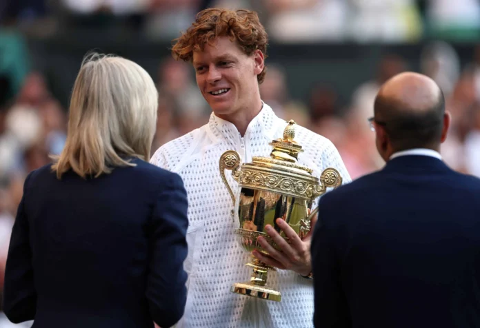 Sinner celebra su victoria en Wimbledon 2023.