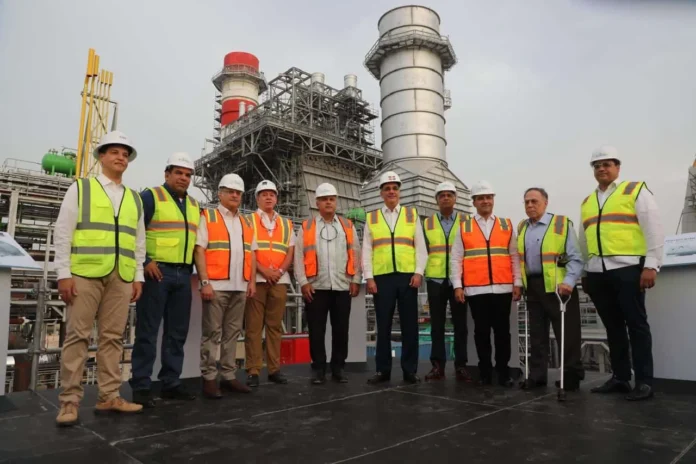 Abinader en planta generadora de Boca Chica