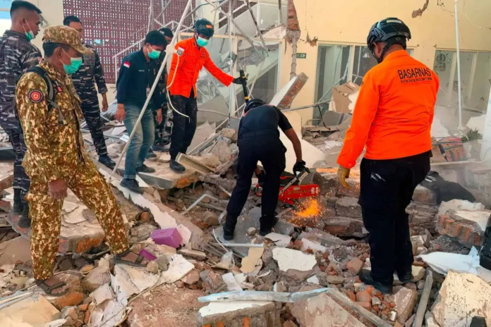 Terremoto en Indonesia causa destrucción y evacuaciones.