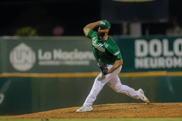 Luis García listo para lanzar en cualquier inning.