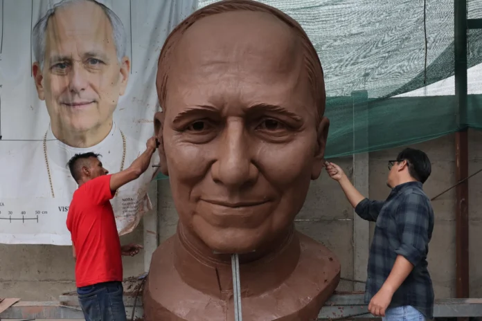 Estatua del papa León XIV en construcción.