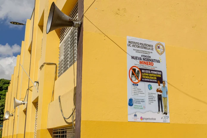 Prohibición de celulares en escuelas.