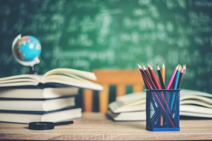 Estudiantes dominicanos enfrentan desafíos educativos.
