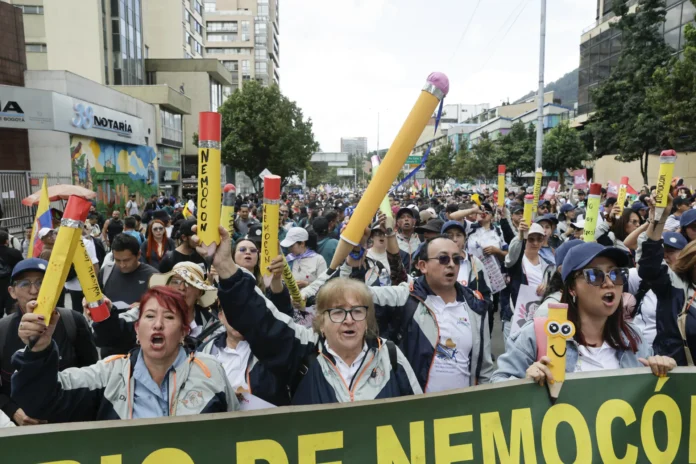 Manifestantes defienden derechos humanos en Colombia.