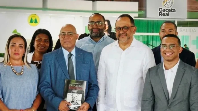 Presentación del libro sobre transición política.