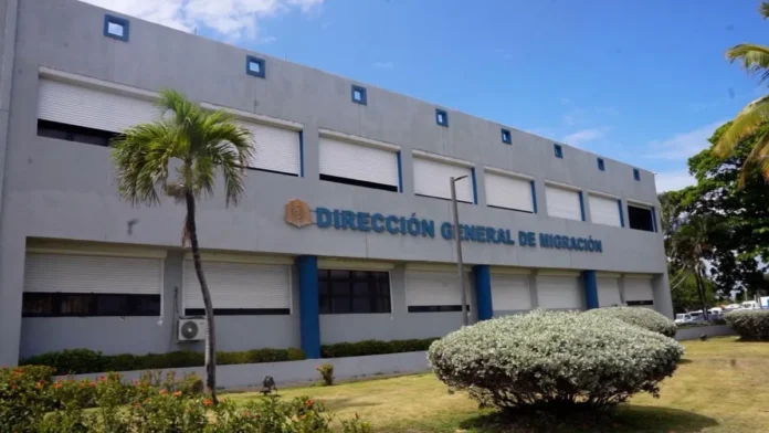 Inspector de migración arrestado por corrupción